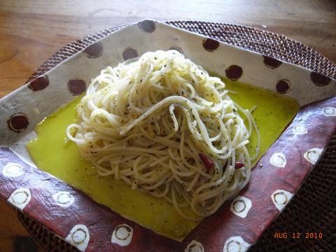 日頃食べられない炭水化物を夏休み中は毎日走れると言うことで順番に食しています、今日はパスタ。どうしても無性に食べたくなるバジルとニンニク、赤唐辛子とチーズのパスタ。