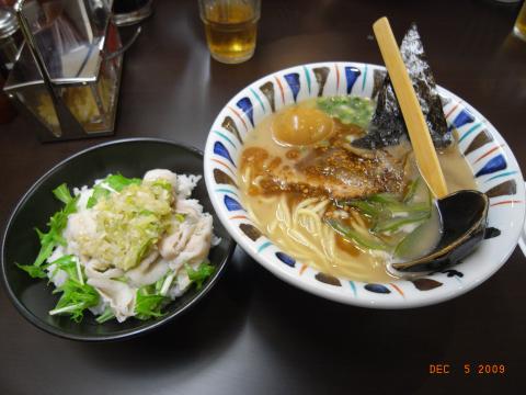 本日の昼食。たまプラーザの七志(ななし)ラーメン太い麺、とんこつ。葱豚飯。おいしかった。