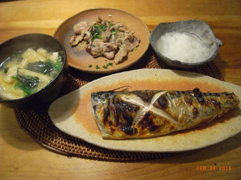 知人から「関さば」の旬を冷凍したものをいただいた。初めて食したが身のやわらかさ、脂の乗りが尋常ではない。ポン酢や大根おろしなど、この素材を汚すようで付けられない。そのままの塩味でいただきました。日本人でよかった。