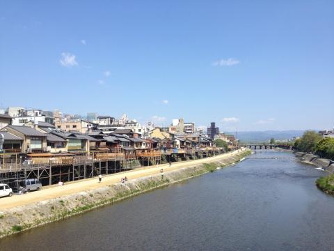 鴨川は納涼床の準備が始まっています。