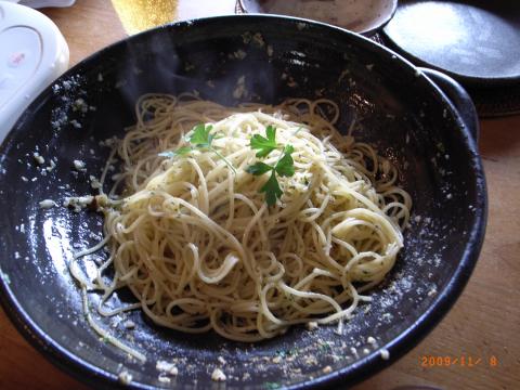 昼食2皿目バジル、にんにく、チーズ、唐辛子のシンプルなパスタ。なぜかたまに無性に食べたくなる。