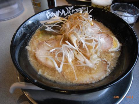 正月3が日最後の外食。たまプラーザ「らあめん花月嵐」。今はちょっと流行から外れている背油系だけど、結構いけました。何しろ近所だし。