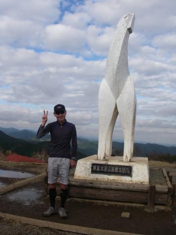 お決まりの陣馬頂上にて。山の天気は猫の目のように変わる。どんよりしてきた。
