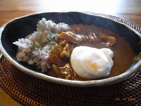 16穀米を圧力鍋で炊いたカレー。いつも食べたいが炭水化物取得はダイエットのため、LSDをする日(週2日)に限っております。