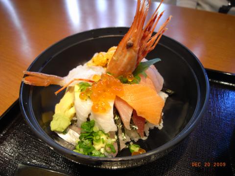 お昼。近所のおいしい寿司屋のランチ。上の娘が注文した海鮮丼。どんぶりの方がご飯を残しやすく、ダイエットに好都合だとのこと。自分のダイエット暦を考えると全部食えとは言えません。