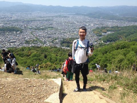 大文字山の火床到着、ここでお昼を。とても良い眺め。これほど良いのはまれ!