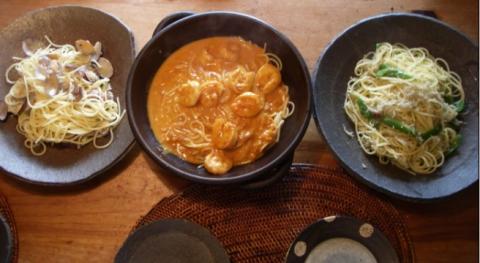 週末限定の炭水化物解禁。今日は3種のパスタ。久しぶりに家族4人で食べました。