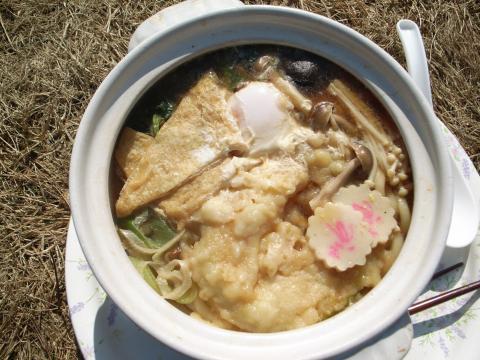 鍋割山登頂のご褒美は鍋焼きうどん。これを食べるために行ったけどこの後の方が長かった。