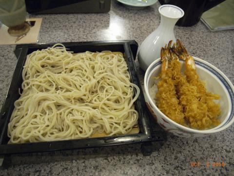 女房の誕生日なので、近所の(値段の高い)蕎麦屋へ。昼から熱燗とせいろ2枚、小海老天丼。本当に日本人でよかった。