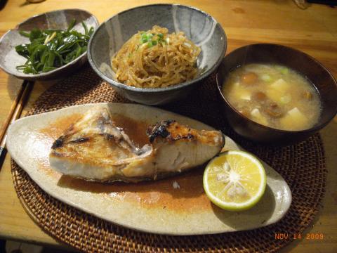手をアイシングしながらの夕食となった。低炭水化物食。かんぱちのカマ焼きとこんにゃくとたらこの煮たの、わかめサラダ、なめこ汁。やっぱり日本人でよかったが、右手が痛くてフォークで食した。
