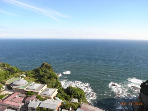 久しぶりに家族で湘南方面へ。江ノ島の展望台から太平洋の水平線を望む。自分は高所恐怖症のため、展望台の上のテラスはさすがに無理で、女房に撮って来て貰った。