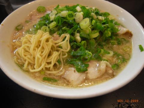 日本橋、桝谷のラーメンをおいしく食す。3年間も我慢していたのでもう耐えられない、堰を切ったように炭水化物を欲している。平日も週に1食くらいは炭水化物食べられないかなー?