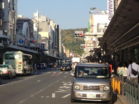 四条通りは相変わらずの人。今日は湿気も無く、走ってきた東山がしっかりと見えた。