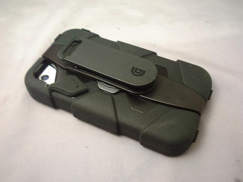 カメラのレンズ部はこうして開けます。開けっ放しで携行も可能でシャッターチャンスを逃さず。