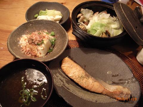良質な蛋白質を摂る様努めております。アサリとキャベツを蒸したもの。定番のしゃけ。豆腐、とろろ昆布のお吸い物。量は物足りないものの、栄養は十分と思います。