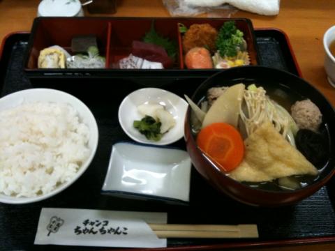 本日の昼食。ご飯を全く食べなければ立派な低炭水化物食。ちゃんちゃんこ定食。