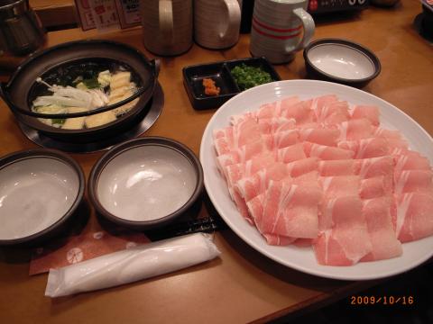低炭水化物昼食。東京駅地下オレンジロード、京橋側にあるしゃぶしゃぶ、すき焼きの店。
豚ロースしゃぶしゃぶ300グラム。野菜や豆腐食べ放題、ソフトドリンク飲み放題。ご飯も食べ放題だが、もちろんご飯は一切食べない。これで990円。安い!前から気になっていたが初めて入った。もちろん牛もあるが豚の方が好み。
次項は朝食。
