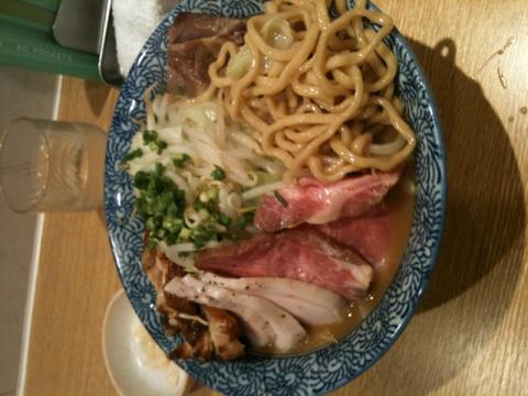 平日、週一食だけ食べるラーメン。新小岩に最近出来た行列店「一燈」で、並んで食しました。営業マンの唯一の良いところは時間調整して、人気店に早く並べるところ。
しかしながら、また失敗した。初めての店はその定番を食す、という掟をやぶり、1日10食限定を頼んでしまった。最近流行の太麺と、すごい量の野菜、そして肉が乗っていっるにもかかわらず物珍しさでトッピングした特別料理法による生肉に近いように見えるチャーシュー。
麺は240グラムで通常の大盛クラスではあったものの、半分しか食べられませんでした。周りの人が皆完食していく中、繁盛店で半分残して席を立つのは、店員の方も「どうして?」と言っているような気がして、辛かった。
やっぱり、量は食べられなくなったなー。