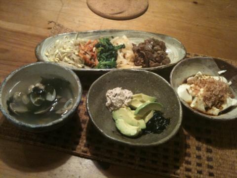 夕食。低炭水化物食。ポイントはアボカドとツナマヨ、海苔の佃煮の組み合わせ。意外に合います。その他ビビンバのご飯無し。おぼろ豆腐、アサリ汁。