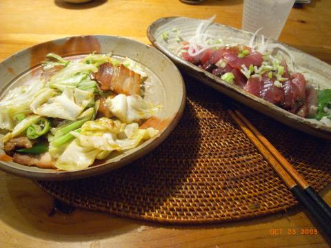 低炭水化物夕食。かつおの刺身と、豚チャーシューとキャベツの炒め。