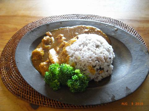 五穀米カレーライス。日ごろは炭水化物を摂取しないのですが、走れるとわかっている日は別。お盆休みは走行も、炭水化物も堪能したい。