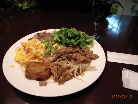 本日の昼食です。大手町のサンケイビル下のビュッフェ。1000円で食べ放題。これは炭水化物をひかえたメニュー。2皿食べちゃった。ケーキや果物類が多く、甘党の人にもお得だ。仕事中なのにワインも飲んじゃった、コーヒーもついて、大満足。