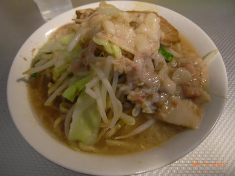 ラーメン小、あぶら多め。野菜の上に、まさに肉の脂身が乗っかっている。小サイズだが麺の量は200グラムもあるそうで、普通のラーメンと同サイズだ。スープは乳化していてトロトロ、脂を絡めるとなおトロトロ。甘辛のニンニク味で、癖になるのは間違いなし。さすがにスープまで飲み干せなかったが完食。