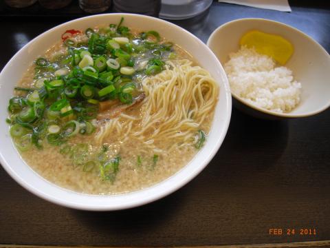 久しぶりの「ますたにラーメン」。EXPO会場に行く途中に寄りました。脂とネギが多めをチョイス。久しぶりの炭水化物に、胃袋がスポンジのように吸収するのを実感。