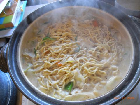 お昼に永谷園「煮込みラーメン」を家族で食しました。本当に久しぶり。伸びてもおいしいメン。2人分で475Kカロリーと意外と低カロリーだ。
