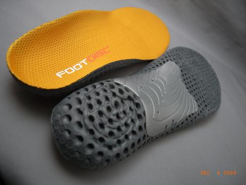 店舗で簡易測定後に、足に合ったソールを薦めてくれる、ＦOOTDISCのインソールを買いました。２５００円也。超偏平足+Ｏ脚ということで、３種類ある内のオレンジになりました。今日早速ナイキストラクチャーに入れて走りましたが、営業で歩き回った疲労の後でしたので、効果の程は良くわかりません。
