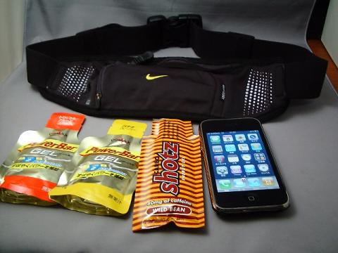 あさっての30キロレースに備えて、iPhoneと補助食品が入るウエストポーチを買ってきました。今日、試しに装着して走ったが体にピタッとフィットして違和感が無い。
ジェルの類は摂取したことが無いし、必要かどうかもわかりませんが、まずは試しと言うことで買ってきました。
パッケージがおしゃれで見栄えが良い。
