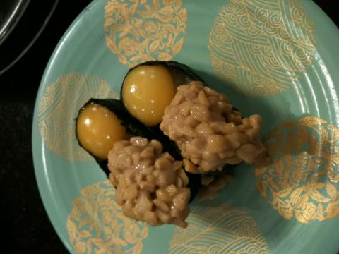 お恥ずかしいのですが、回転寿司というところに生まれて初めて行きました。女房や娘達はしょっちゅう行っているようで、呆れられました。
注文システムやお茶の注ぎ方など、独特のシステムが良くわからず最初は戸惑った。
1皿100円台から500円台まで普通のお寿司のネタもおいしかったが、こういった創作風のネタがとっても魅力的。