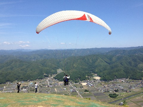 パラグライダーやってました。すばらしい田園風景が広がる。 高所恐怖症の自分はこれ以上は前に行けず。 だって怖いんだもの。 悪い予感がしたが、今回もこれだけでは終わらなかった。