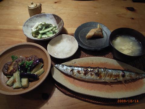 夕食。女房が工夫してくれています。秋刀魚になすとしいたけの素揚げ。春巻きのころも(超炭水化物)本日のご褒美に。その他アルコールはたっぷり。