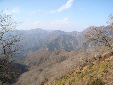富士山と対照的に近場の山の稜線はくっきりと見えた。