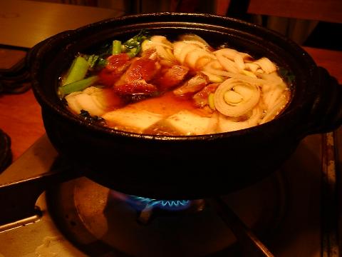 今日はひとりサイズの鴨鍋です。鴨肉の脂身は鍋に入れる前に焼く。これで鴨肉の脂身の食べにくさが解消され、食べやすくなります。(ブルンブルンしている部分がカリカリになります。)