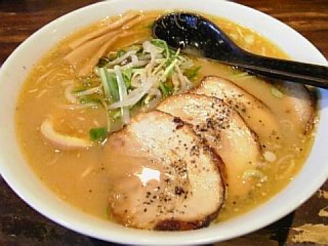 「老麺魂」の味噌バラチャーシュー麺。魚介ラーメンはあまり好みではないものの、おいしくいただきました。酸味とネギの焼き香油が特徴的でした。