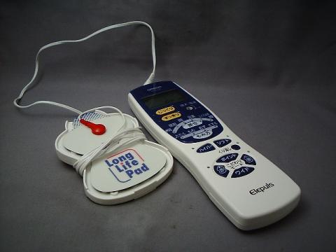 低周波治療器を購入しました。今はオムロンとパナソニック製くらいしか無いようだ。パナソニックの方がおしゃれだったが、体脂肪計等の健康器具に特化しているオムロンの方に安心感を感じるのでオムロンにしました。