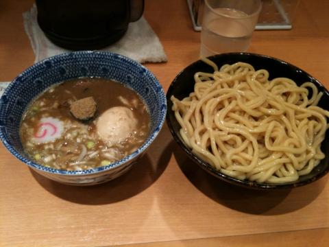東京駅商店街に出店している「六厘舎TOKYO 」に行きました。１１時に行ったのに食べ始めたのは１１時４５分。すごい行列です。ここに出店している他３店はそうでもないのですがここだけすごい。さぞかしおいしいのかと思いましたが、好みではなかったというか、そもそもつけめんはあまり好みではないようです。