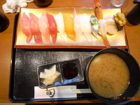 これで1400円。以前は回転寿司だった。日中は行列が出来ていた。現在は寿司カフェみたいな雰囲気を目指しているようで、おしゃれなカウンターと古きよき時代のUSAの装飾、ミニカーやターミネーターのフィギアなど、オーナーの趣味の色濃く出た店内。清潔ではあるがセンスが良いとは言いがたい。でも、ネタは新鮮でおいしく(本日の青魚は北海道の新秋刀魚)、おわんがお代わり自由で、本格的なコーヒーまで付くのだから、かなりお得。