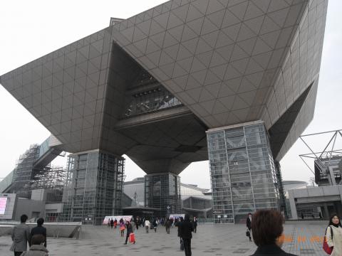 東京ビッグサイトは10年ぶりくらいと思います。そういえばこんな形をしていた。「ゆりかもめ」は初めて乗った。