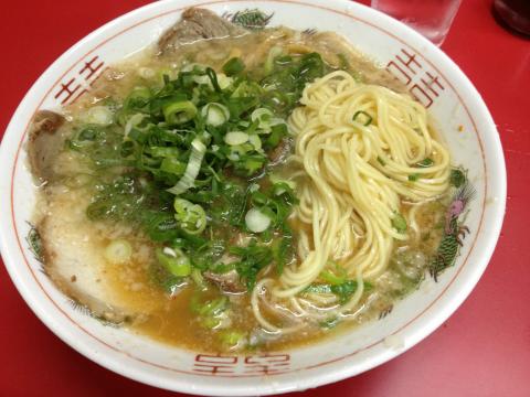 東京日本橋と同じような味でしたが、やっぱりちょっとちがった。麺が太く、チャーシューも野性味あり。味も深みがあったかな?
どっちかというと東京の方が好みかしら。
でも観光客がなかなか行けない立地でも朝10時から満席。お持ち帰りを頼む人が多いのは地元ならでは。