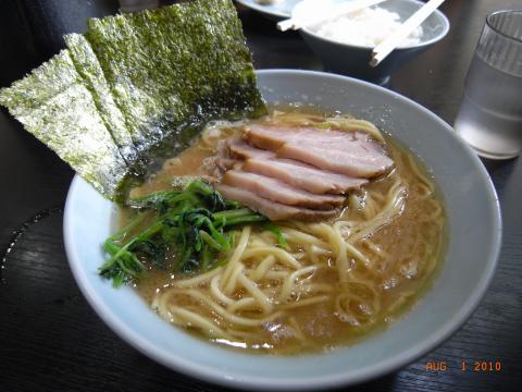 近所の家系ラーメン「武蔵家」。初めて行きました。おいしかった。妻や娘が残した分も食べたのでおそらく1300キロカロリーは食べたと思います。昼寝の後トレーニングへ。