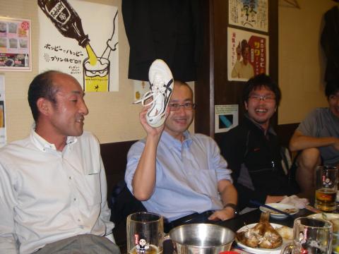 大宴会では途中参加の方も合流しギアを回覧して盛り上がる。ビリケンさんも興味津々。