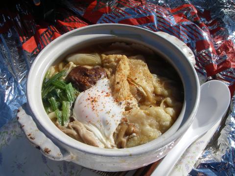 その後苦しい思いをして一気に鍋割山山頂。名物の鍋焼きうどん。めっちゃうまかった。