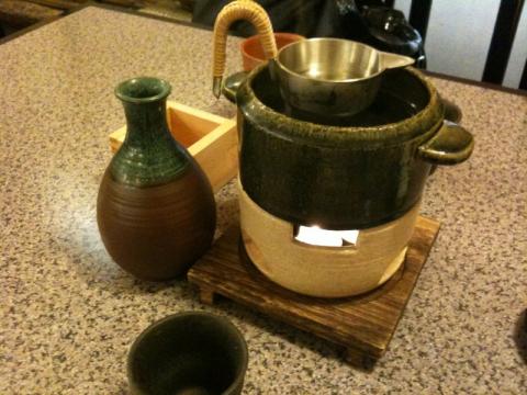 走る前の昼食に蕎麦屋によりました。せいろにはなんといっても日本酒と、熱燗を頼みました1.6合の熱燗セット、見栄えが良く美しい。贅沢な気分です。880円。