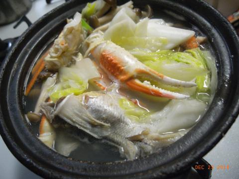 夜はひとりで寂しく海鮮鍋。炭水化物は無し。
カニとハタハタ(卵もち)、鱈、鮭、野菜。走った後だったので全部は食べられず。ここは低カロリーで、昼のパスタとの帳尻あわせ。