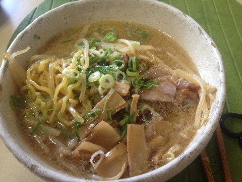 朝から「すみれ」のお土産ラーメンで腹ごしらえ。