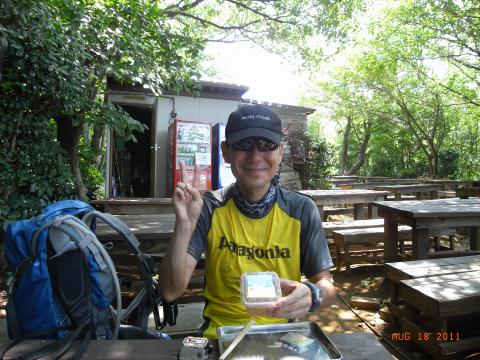 前回の骨折時に湿布をくれたお茶屋にて。大好きなトコロテンと共に。歩き始めで疲れが少ないためか、味が濃く感じる。