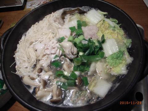 フルマラソン直後の夕食ですが炭水化物は制限して魚介系鍋。疲れていてさすがにあんまり食べれませんでした。ラーメンだったら軽く大盛はいけそうだったのですが。東京マラソンに向けてできるだけ体重は減らしたいと考えています。